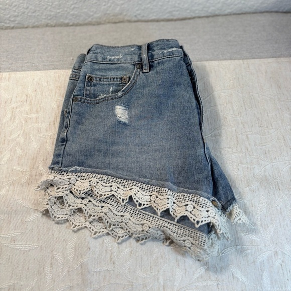 Free People Distressed Crochet Lace Trim Boho Denim Jean Shorts Women’s Size 27 - Picture 2 of 6